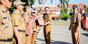 Bupati Pamekasan Bagikan Ribuan Bendera Merah Putih untuk Masyarakat, ini Harapannya