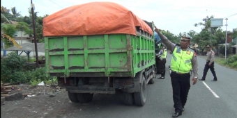 ​Gelar Razia Besar, Polres Lumajang Amankan Belasan Truk Pasir Ilegal