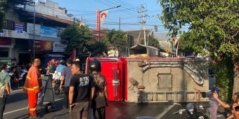 Hendak Padamkan Api, Truk Damkar Terguling di Jalan Tanjung Kota Blitar