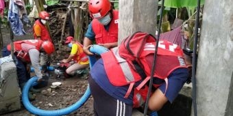 PMI Jember Kerahkan 20 Relawan Tim Wash Bantu Bersihkan Sumur Warga Terdampak Banjir