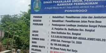 Ada 2 Papan Nama di Proyek Pembangunan Jembatan Desa Mojopitu