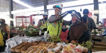 Jadi Pasar Tangguh, Pedagang Pasar Tradisional di Kota Blitar Kini Juga Pakai Pelindung Wajah