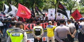 Kawal Sidang Ketiga Sekda Gresik, Sejumlah LSM Kembali Demo di PN Tipikor