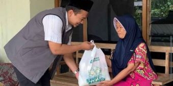 Jelang Lebaran, Lumbung Kebaikan Kediri Berbagi Bingkisan Lebaran untuk Lansia