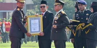 Pj Gubernur Jatim Terima Piagam dan Pin Emas dari Kapolri di Hari Bhayangkara ke-78