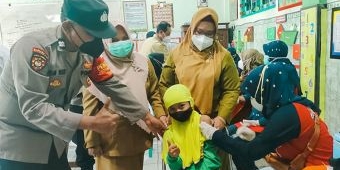 Wakil Bupati Gresik Tinjau Vaksinasi Anak di MI Al Maarif Sukomulyo