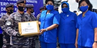 ​Lindungi Personel KRI dari Covid-19, Ketum Jalasenastri dan KDJA II Serahkan Bantuan APD