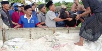 Tragis, Seorang Pemuda Tewas Bersimbah Darah di Pelukan Sang Ayah