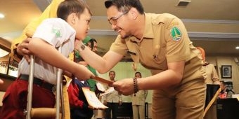 Plt Wali Kota Pasuruan Serahkan Santunan untuk Korban Ambruknya Atap Gedung SDN Gentong