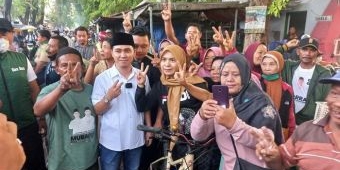 Pedagang dan Masyarakat Sambut Antusias Kedatangan Gus Barra di Pasar Sawahan