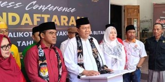 Bambang-Bayu Daftar ke KPU Kota Blitar Diantar Kesenian Bantengan