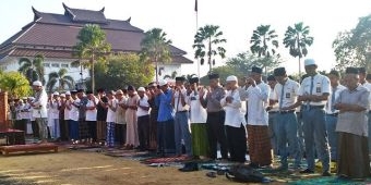 Diimami Ketua MUI Pamekasan, Ratusan Siswa SMA dan SMK Salat Minta Hujan