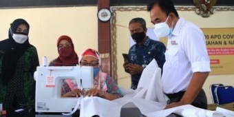 SIG Libatkan 30 Ibu Rumah Tangga di Gresik Jahit 1.400 Baju Hazmat Penanganan Covid