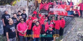 Sambut HUT ke-79 RI, PDIP Kabupaten Kediri Gelar Operasi Bersih Sampah di Sungai Desa Turus