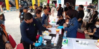 Puluhan Sopir Bus Terminal Purabaya Jalani Tes Urine Jelang Libur Nataru