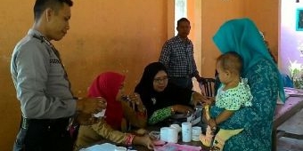 Cegah Vaksin Palsu, Polsek Bondowoso Pantau Kegiatan Posyandu