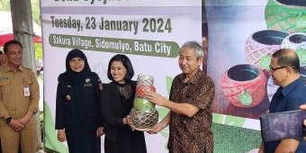 Kampung Sakura Kota Batu Ekspor Pot Bunga ke Jepang