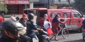 Gaet Dukungan, Caleg PDIP Gresik Bersama Tim Gama Bagi-Bagi Nasi Bungkus