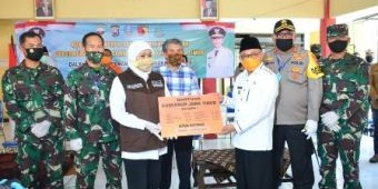 Di Pulau Raas, Gubernur Khofifah Salurkan 4.000 Paket Sembako dan Ribuan Peralatan Medis