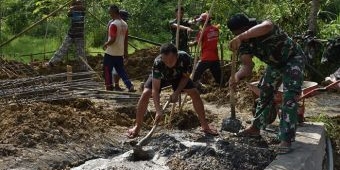 Bersama Warga Desa Gangsean Bangkalan, Satgas TMMD Gotong Royong Capai Target