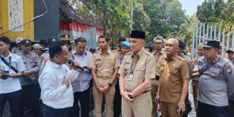 1 Jam Ngantor, Pj Bupati Bangkalan Disambut Demo