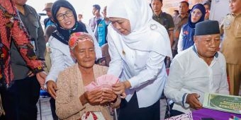 Gubernur Khofifah Salurkan Bansos PKH Plus di Bangkalan