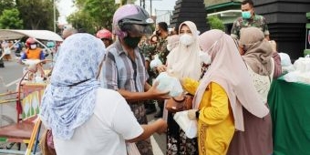 Cari Berkah Ramadan, Persatuan Istri Kodim 0819/Pasuruan Berbagi Takjil Gratis