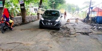 Belum Dua Bulan, Proyek Peningkatan Jalan Gununggangsir - Talun Senilai Rp 10,79 M Rusak Parah