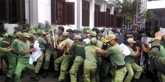 Peringatan Ultah, Satpol PP, Damkar dan Satlinmas Kota Malang Gelar Simulasi Kebakaran dan Kerusuhan