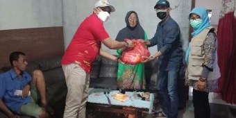 Blusukan, Camat Gresik Salurkan 200 Paket Sembako untuk Warga Kurang Mampu di Wilayahnya