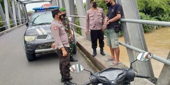 Antisipasi Bencana Banjir, Polsek Karanganyar Ngawi Rutin Pantau Aliran Sungai Bengawan Solo