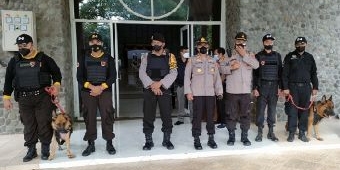 Amankan Misa di Gereja, Polres Kediri Kota Turunkan Pasukan Penyisir dan Anjing Pelacak