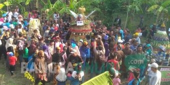 Warga Bogo Bojonegoro Sambut Malam Tahun Baru Muharram dengan Rebutan Gunungan