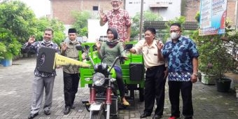 Pemdes Randuagung Gresik Bantu Janda Cantik Pengangkut Sampah Sebuah Motor Gerobak Baru