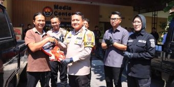 Enam Pelaku Curas Diamankan Polisi, Kapolres Ngawi Langsung Kembalikan Barang Buktinya ke Korban