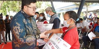 Bupati Kediri Salurkan BLT DBHCHT Kepada 12.449 Buruh Pabrik Rokok