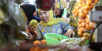 Didoakan Menang Pilgub oleh Pedagang Pasar Sepanjang, Khofifah: Buah yang Dijual Berkualitas Premium