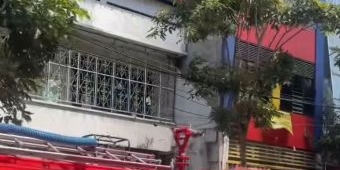 Rumah Tertua di Dekat Perempatan Jalan Raya Terbakar, Tumpukan Barang Bekas Hambat Pemadaman