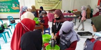 Berdayakan Warga Gledug, Tim PMM UMM Berikan Pendampingan Pembuatan Kue