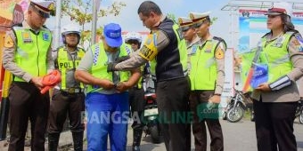 Penjaga Perlintasan KA Tanpa Palang Pintu Diberi Bekal Sarana Kontak