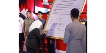 Gubernur Khofifah Tanda Tangani Deklarasi Pemilu Damai 2024 Bersama Forkopimda Jatim