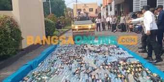 Jelang Lebaran, Polres Probolinggo Kota Musnahkan Ribuan Botol Miras dan Barang Bukti Lainnya