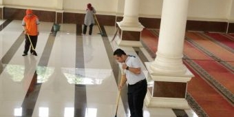 Banyak Masjid  di Indonesia Tak Terjaga Kesuciannya Gegara Ngepel Lantai Masjid Pakai Alat Pel WC