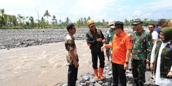 Pj Gubernur Jatim Tinjau Dampak Banjir Lahar Dingin di Lumajang