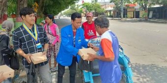 Gelar Aksi Sosial, Mahasiswa Nganjuk Kolaborasi Bagikan Sembako dan Nasi Gratis ke Masyarakat