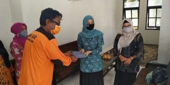 Peduli Terhadap FRPB Sebagai Relawan Covid-19, PKK Pamekasan Berikan Bantuan Masker dan Suplemen