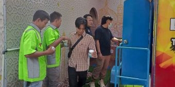 Pastikan Perjalanan Mudik Aman, Polisi Cek Kesehatan dan Tes Urine Kru Bus di Terminal Bungurasih