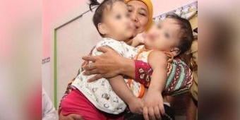 ​Gendong Kembar Siam Akila-Azila, Gubernur Khofifah: Insyaallah Sebentar Lagi, Dokter Siap