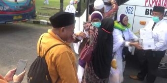 Keluarga Sambut Haru Kedatangan Jemaah Haji di Tuban, Lima Orang Meninggal Dunia