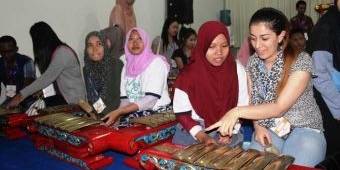 Pesona Gamelan Pikat Mahasiswa Asing di Universitas Muria Kudus